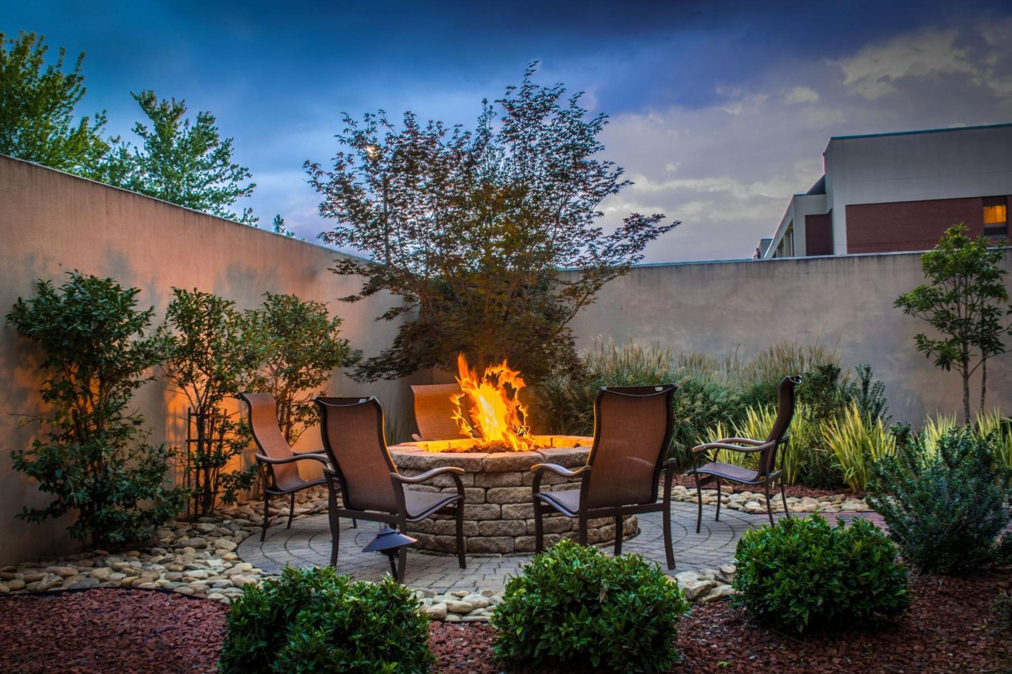 Courtyard Greensboro Airport Extérieur photo