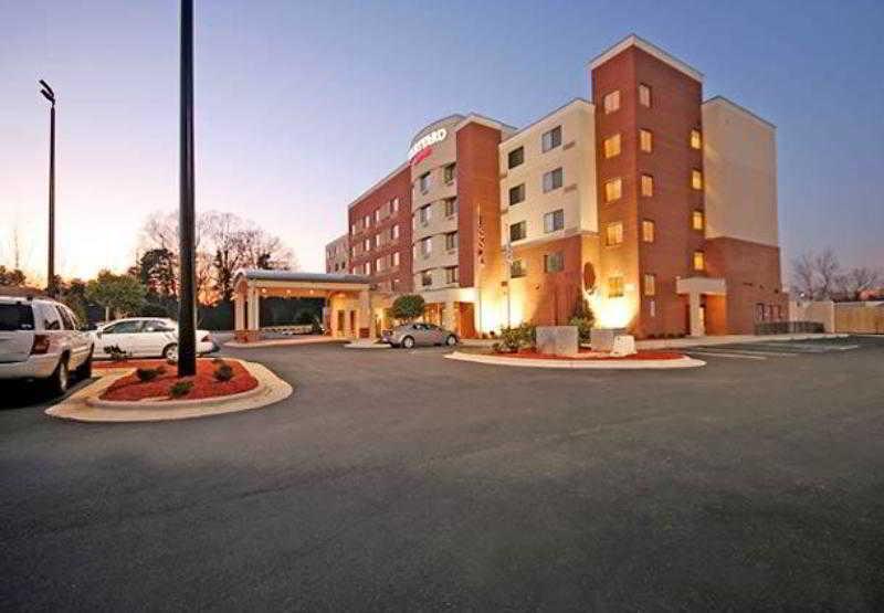Courtyard Greensboro Airport Extérieur photo
