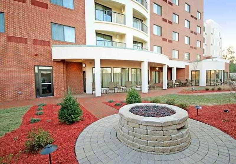 Courtyard Greensboro Airport Extérieur photo